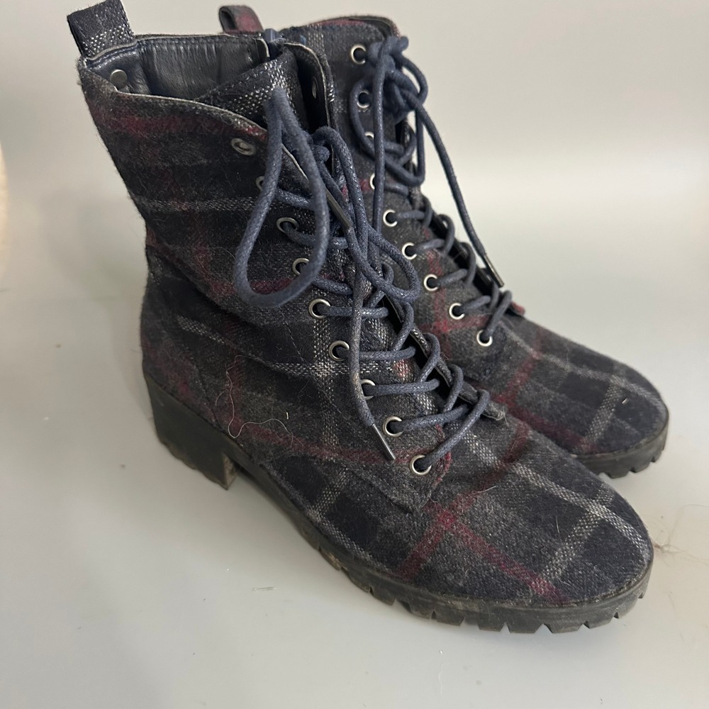 True Craft Raylee Navy Plaid Combat Boots Lace Up Side Zip Lug Sole sz 7.5